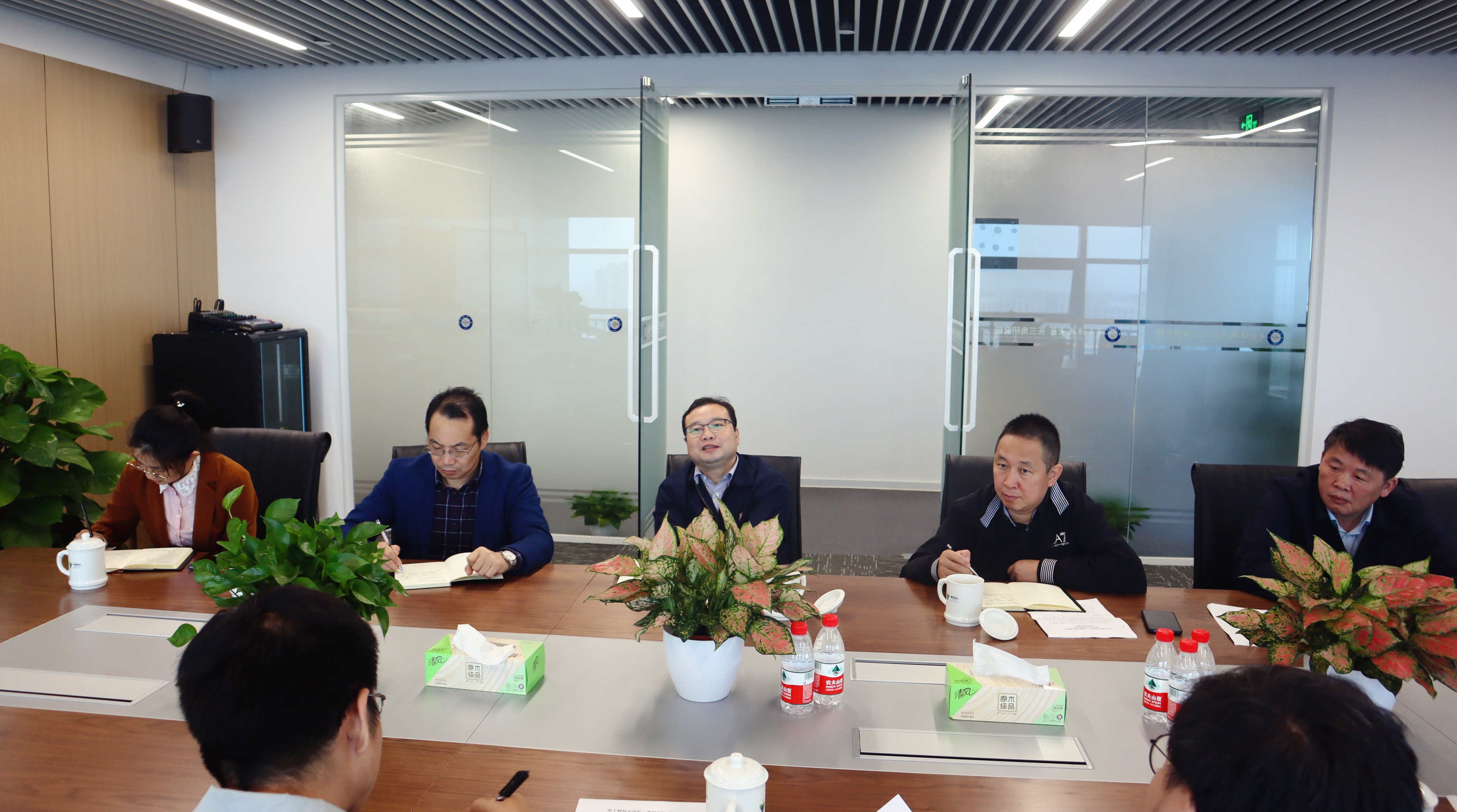 为科技创新设桥铺路|市科技局局长郑志成一行来访调研