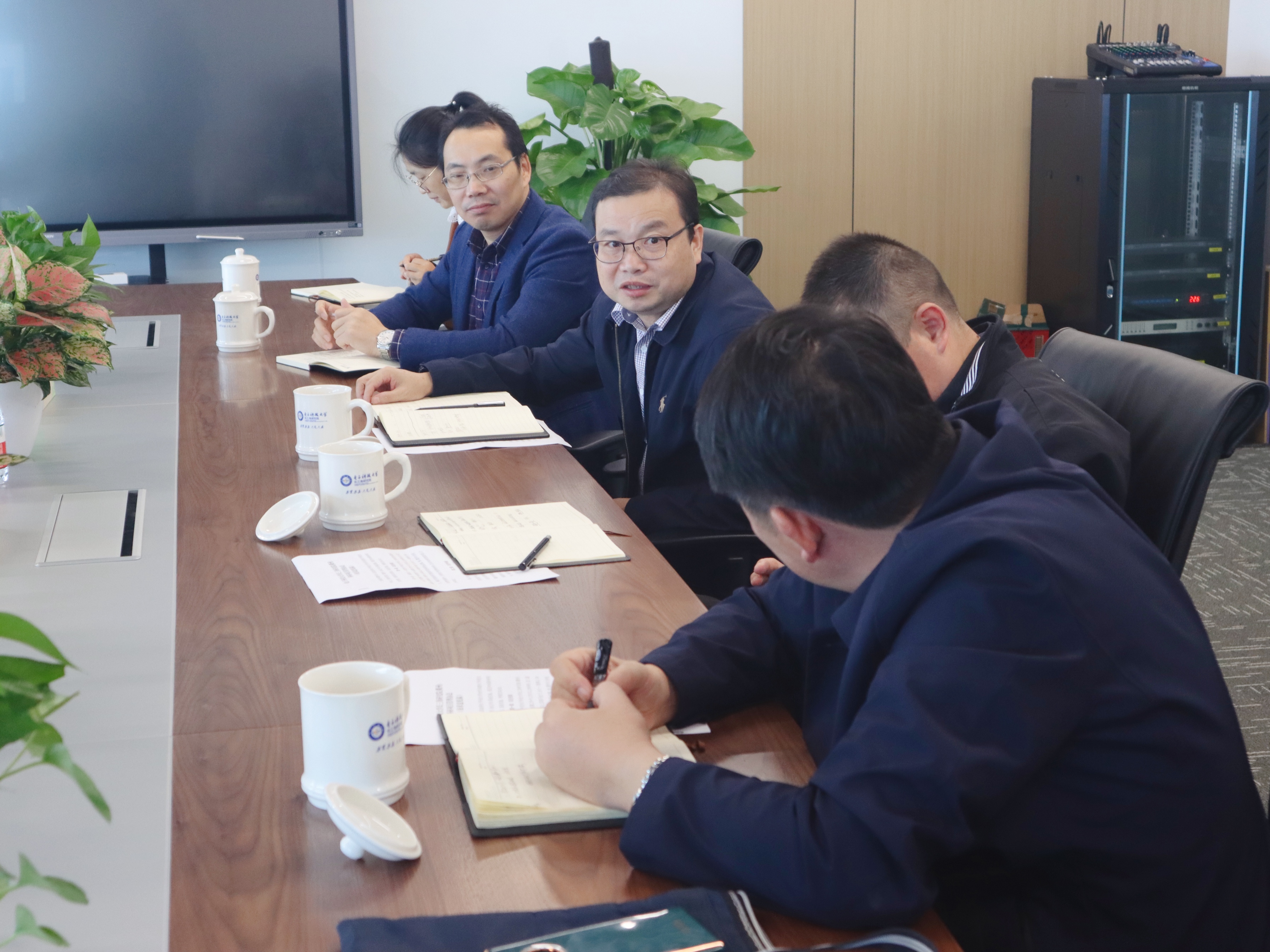 为科技创新设桥铺路|市科技局局长郑志成一行来访调研